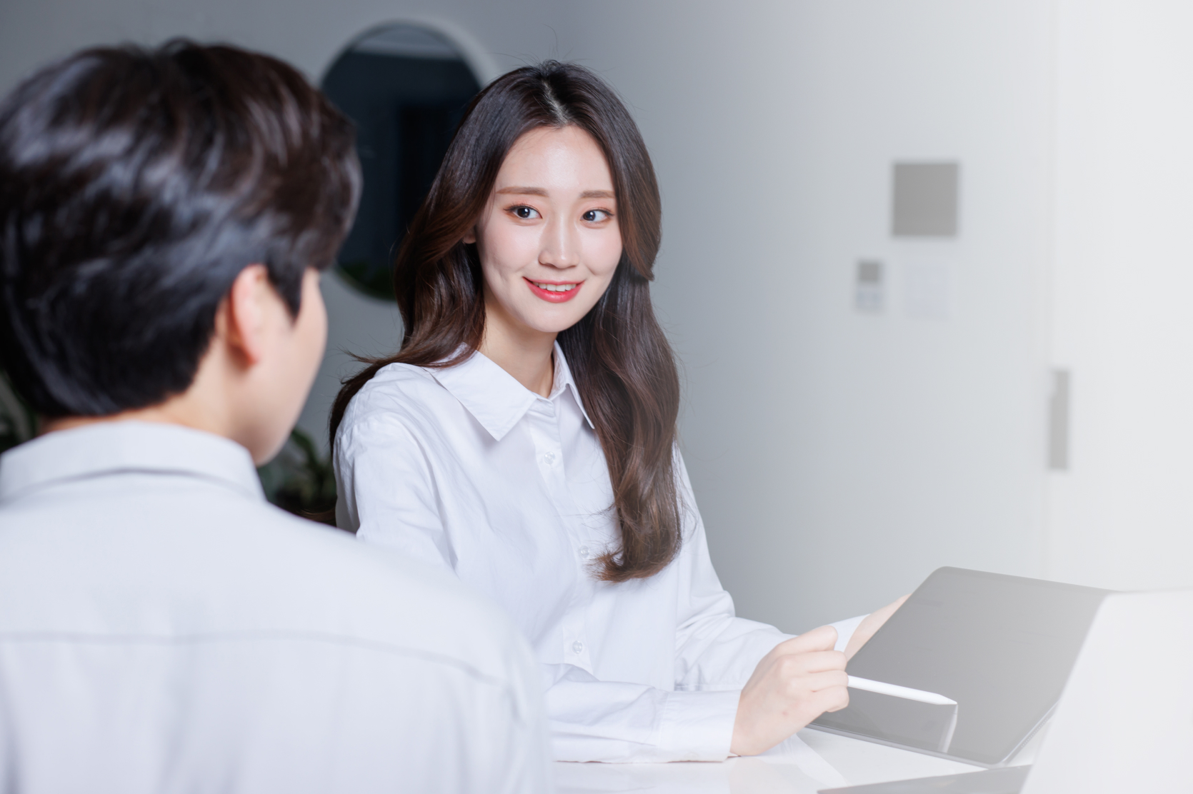 고객과 상담하는 모습